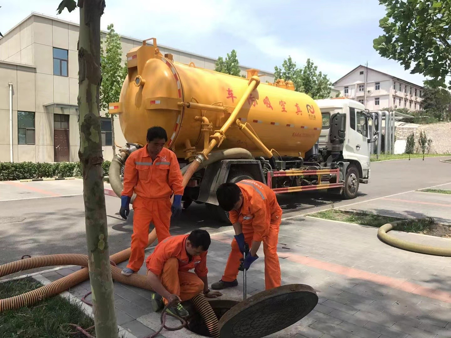 西昌管道疏通车停在窨井附近