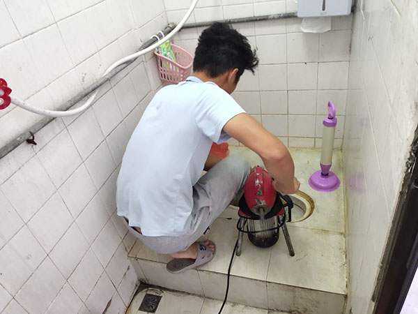 西昌管道堵塞冒臭气 专业师傅现场解决问题