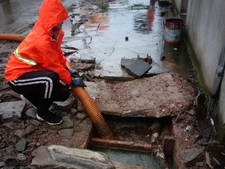 西昌专业清理污水池 炜誉市政以规范流程守护城市 “肠道”