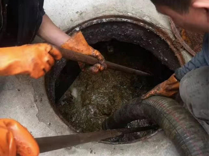 西昌清理化粪池时如何避免沼气的危害？